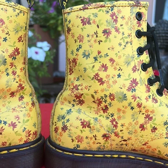 🌼 Dr. Martens Sunshine Yellow Daisy Floral 1460 Boots 🌼 - Picture 9 of 17
